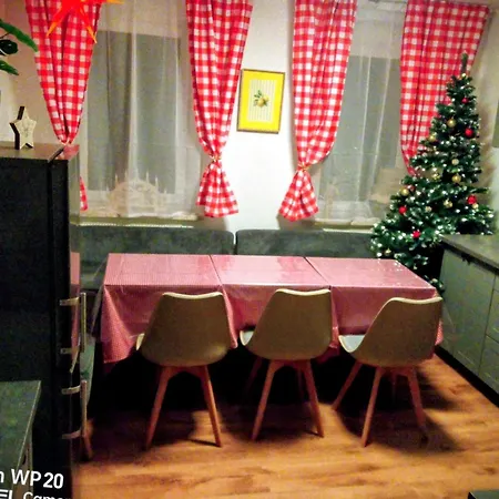 Familien Spielzimmer Balkon Nahe Freizeitpark Plohn Dz Eig Bad Kueche Gratis Kaffee Sitzecke Gemeinschaftspool Im Garten Fruehstueckskorb Auf Anfrage * אוורבך